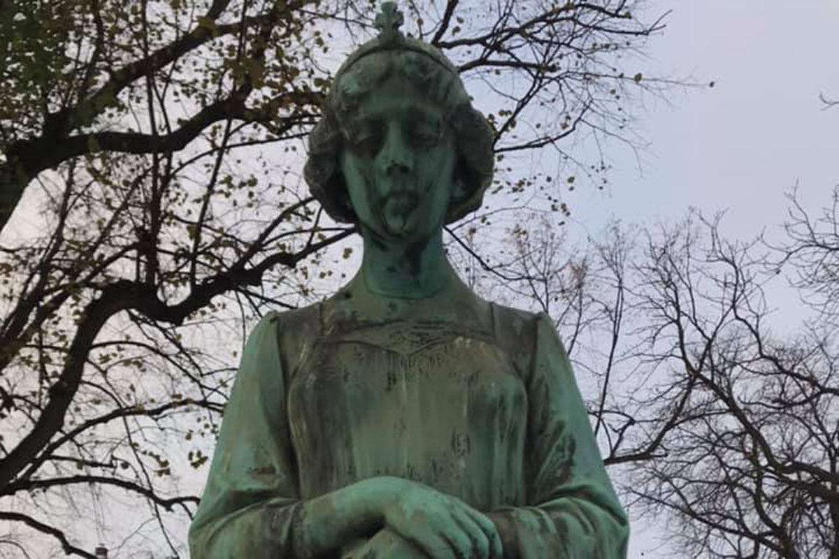 damstredet-gml-aker-kirke-statue